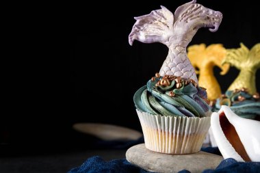 cupcakes Mastikalar mermaid kuyruk ile dut. Tatlı tatlı bir doğum günü için. Koyu arka plan