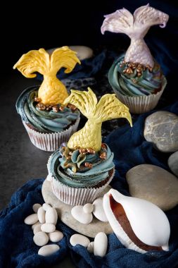 cupcakes Mastikalar mermaid kuyruk ile dut. Tatlı tatlı bir doğum günü için. Koyu arka plan