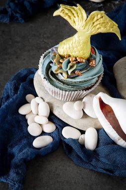 cupcakes Mastikalar mermaid kuyruk ile dut. Tatlı tatlı bir doğum günü için. Koyu arka plan