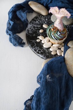 cupcakes Mastikalar mermaid kuyruk ile dut. Tatlı tatlı bir doğum günü için. Koyu arka plan