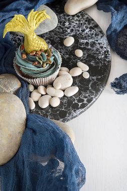 cupcakes Mastikalar mermaid kuyruk ile dut. Tatlı tatlı bir doğum günü için. Koyu arka plan