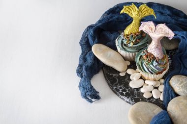 cupcakes Mastikalar mermaid kuyruk ile dut. Tatlı tatlı bir doğum günü için. Koyu arka plan