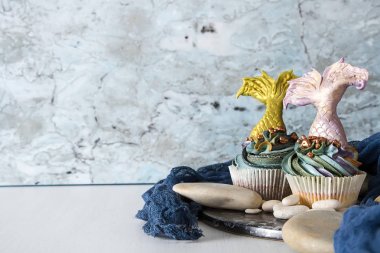 cupcakes Mastikalar mermaid kuyruk ile dut. Tatlı tatlı bir doğum günü için. Koyu arka plan