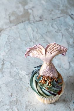 cupcakes Mastikalar mermaid kuyruk ile dut. Tatlı tatlı bir doğum günü için. Koyu arka plan