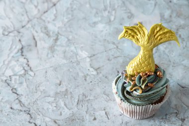 cupcakes Mastikalar mermaid kuyruk ile dut. Tatlı tatlı bir doğum günü için. Koyu arka plan