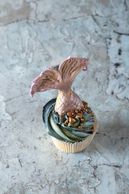 cupcakes Mastikalar mermaid kuyruk ile dut. Tatlı tatlı bir doğum günü için. Koyu arka plan