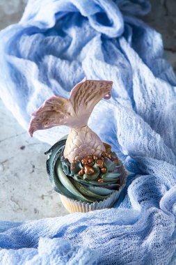 cupcakes Mastikalar mermaid kuyruk ile dut. Tatlı tatlı bir doğum günü için. Koyu arka plan