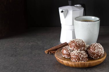 marchmallow çikolata siyah sıcak kahve ile kaplı. doğum günü, koyu arka plan