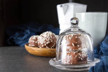 marchmallow çikolata siyah sıcak kahve ile kaplı. doğum günü, koyu arka plan