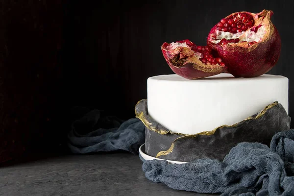 Doğum günü pastası. Lezzetli tatlı çocuklar için. Koyu arka plan