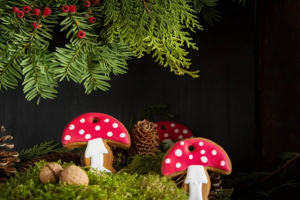 Zencefil bal gingerbread çerezleri Noel Noel ağacının altında. Koyu arka plan