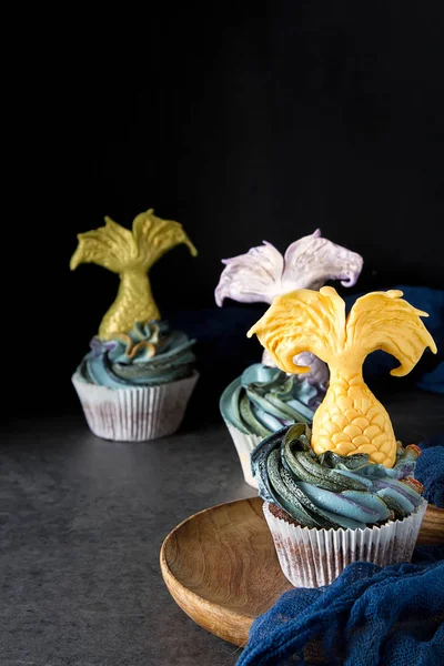 cupcakes Mastikalar mermaid kuyruk ile dut. Tatlı tatlı bir doğum günü için. Koyu arka plan