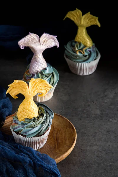 cupcakes Mastikalar mermaid kuyruk ile dut. Tatlı tatlı bir doğum günü için. Koyu arka plan