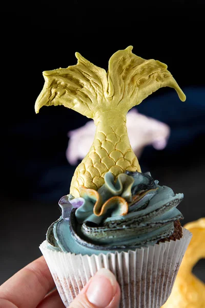 cupcakes Mastikalar mermaid kuyruk ile dut. Tatlı tatlı bir doğum günü için. Koyu arka plan