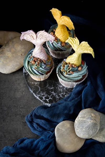 cupcakes Mastikalar mermaid kuyruk ile dut. Tatlı tatlı bir doğum günü için. Koyu arka plan