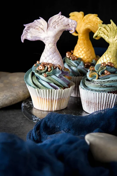 cupcakes Mastikalar mermaid kuyruk ile dut. Tatlı tatlı bir doğum günü için. Koyu arka plan