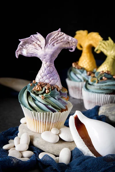 cupcakes Mastikalar mermaid kuyruk ile dut. Tatlı tatlı bir doğum günü için. Koyu arka plan