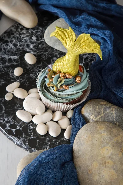 cupcakes Mastikalar mermaid kuyruk ile dut. Tatlı tatlı bir doğum günü için. Koyu arka plan