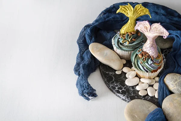 cupcakes Mastikalar mermaid kuyruk ile dut. Tatlı tatlı bir doğum günü için. Koyu arka plan