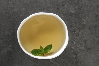 Taze nane çayına bırakır. İtalyan otlar. Koyu arka plan.