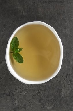 Taze nane çayına bırakır. İtalyan otlar. Koyu arka plan.