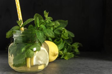 Taze nane çayına bırakır. İtalyan otlar. Koyu arka plan.