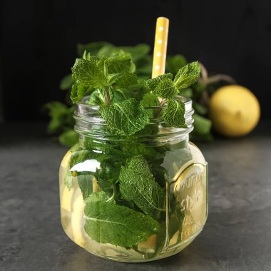 Taze nane çayına bırakır. İtalyan otlar. Koyu arka plan.