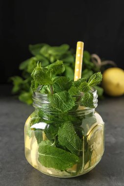 Taze nane çayına bırakır. İtalyan otlar. Koyu arka plan.