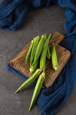 Lady Fingers veya bamya. Koyu arka plan. , Metin için yer
