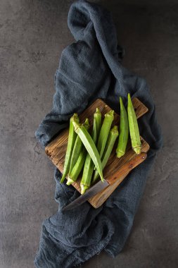 Lady Fingers veya bamya. Koyu arka plan. , Metin için yer