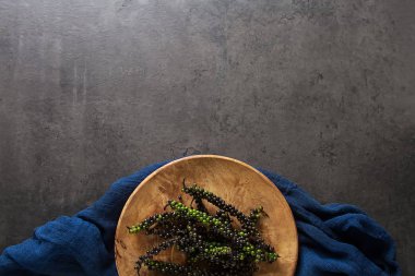 Bir derviş tahtada karabiber. Koyu arka plan. Metin için yer