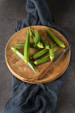 Lady Fingers veya bamya. Koyu arka plan. , Metin için yer