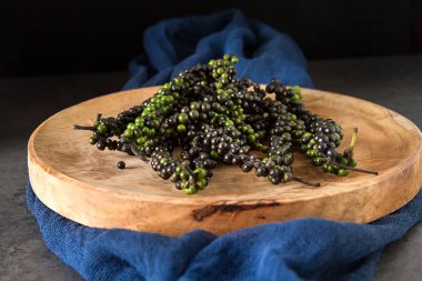 Bir derviş tahtada karabiber. Koyu arka plan. Metin için yer