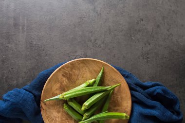 Lady Fingers veya bamya. Koyu arka plan. , Metin için yer