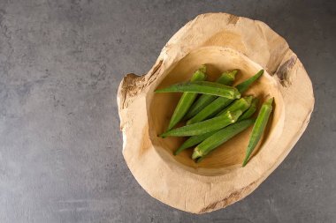 Lady Fingers veya bamya. Koyu arka plan. , Metin için yer