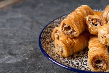 Geleneksel Doğu Arapça tatlı Baklava Türk bal ile bir