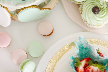 Çikolata Pastalar, kekler, meringues, bademli kurabiye ve bisküvi