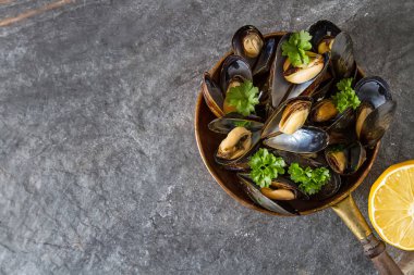 Midye otlar bakır bir kapta ile. Deniz ürünleri. Gıda sahilinde 