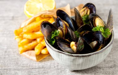 Midye otlar limon ve patates kızartması bir wh üzerinde bir kase ile