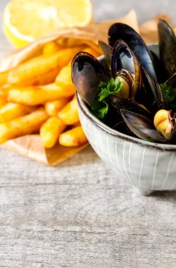 Midye otlar limon ve patates kızartması bir wh üzerinde bir kase ile