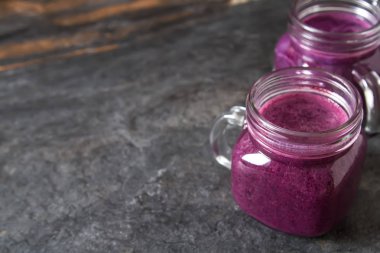 Taze sulu blueberry smoothies cam. Basit arka plan.