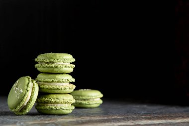 Fransız tatlı macaroons Antep fıstığı ve çilek ile. Koyu arka plan