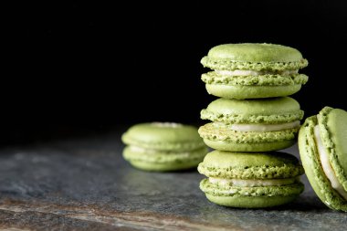 Fransız tatlı macaroons Antep fıstığı ve çilek ile. Koyu arka plan