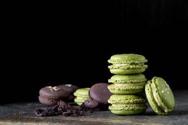 Fransız tatlı macaroons Antep fıstığı ve çilek ile. Koyu arka plan