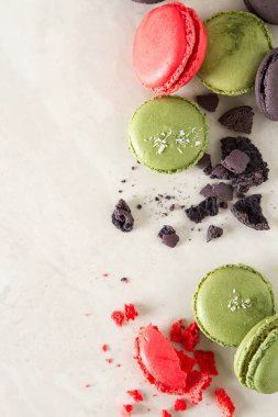 Fransız tatlı macaroons Antep fıstığı ve çilek ile. Beyaz arka plan
