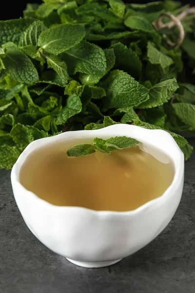 Daun mint segar dalam teh. Herbal Italia. Latar belakang gelap . — Stok Foto