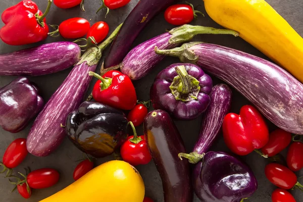 Berenjena pequeña, calabacín amarillo, tomates y pimienta púrpura. Dar. —  Fotos de Stock