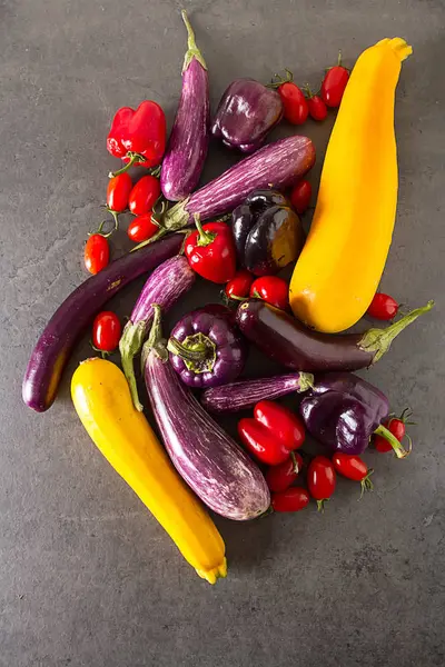 Маленькие баклажаны, желтые кабачки, помидоры и фиолетовый перец. Дар — стоковое фото
