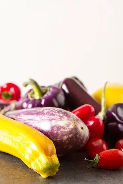 Berenjena pequeña, calabacín amarillo, tomates y pimienta púrpura. Dar. —  Fotos de Stock