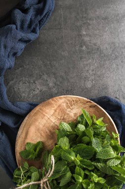 Taze nane yaprakları. İtalyan otlar. Koyu arka plan.